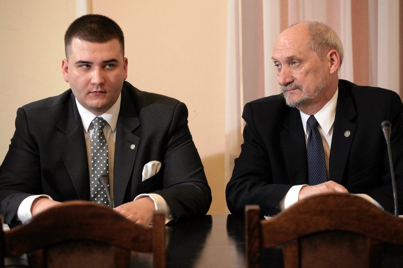 Bartłomiej Misiewicz powinien odjeść. Bo tylko szkodzi Antoniemu Macierewiczowi.