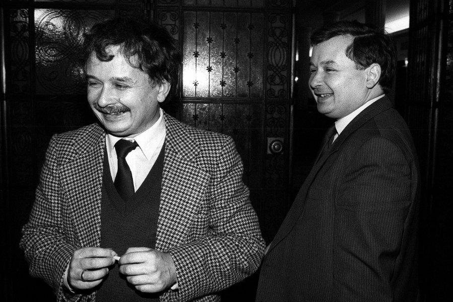 Tablicy poświęconej braciom Kaczyńskim nie będzie, ale być może w przyszłym roku powstanie inna. Musi być jednak uzgodniona z Jarosławem Kaczyńskim.