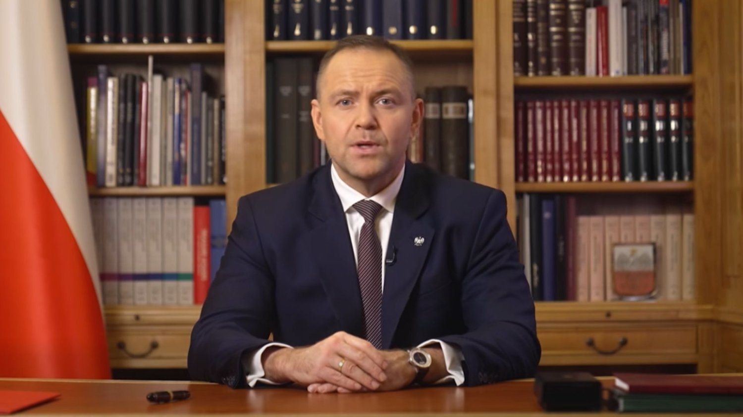 Prezydent Karol Nawrocki podpisał osiem ustaw, a zawetował dwie. W sieci wrze.