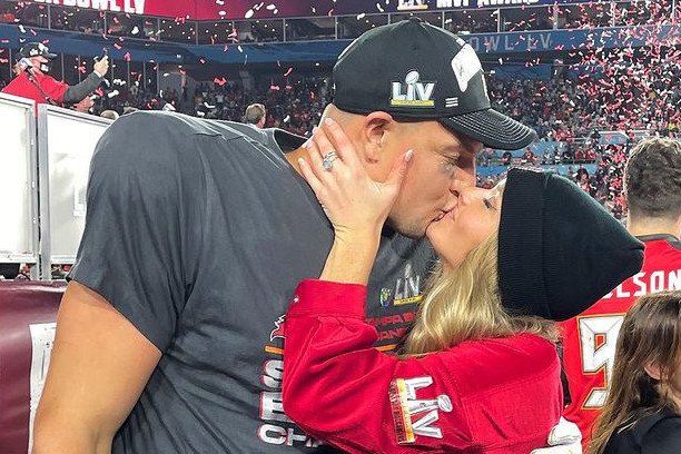 Kim są Rob Gronkowski i jego dziewczyna? Popularna para ma polskie korzenie.