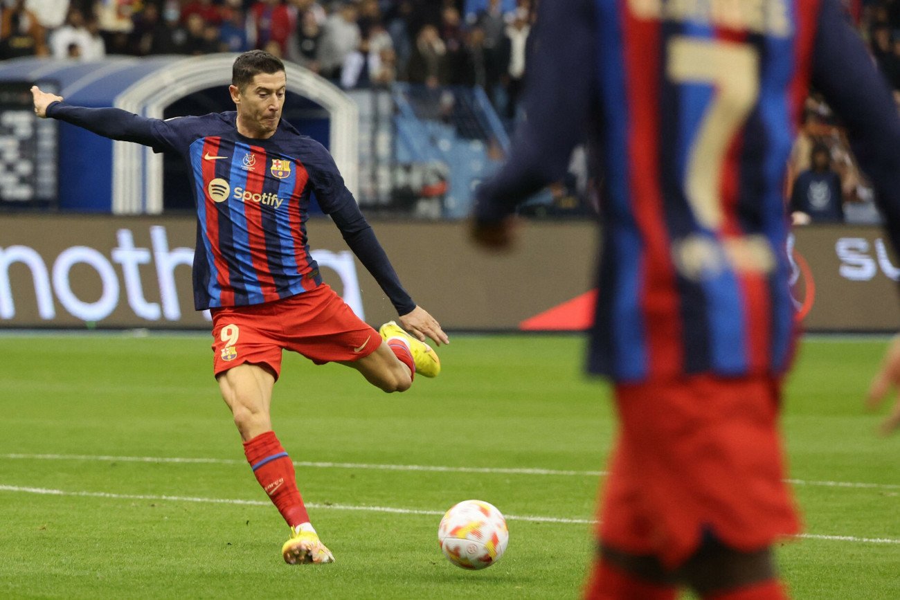 Robert Lewandowski otworzył wynik czwartkowego półfinału, w którym stawką jest finał Superpucharu Hiszpanii.