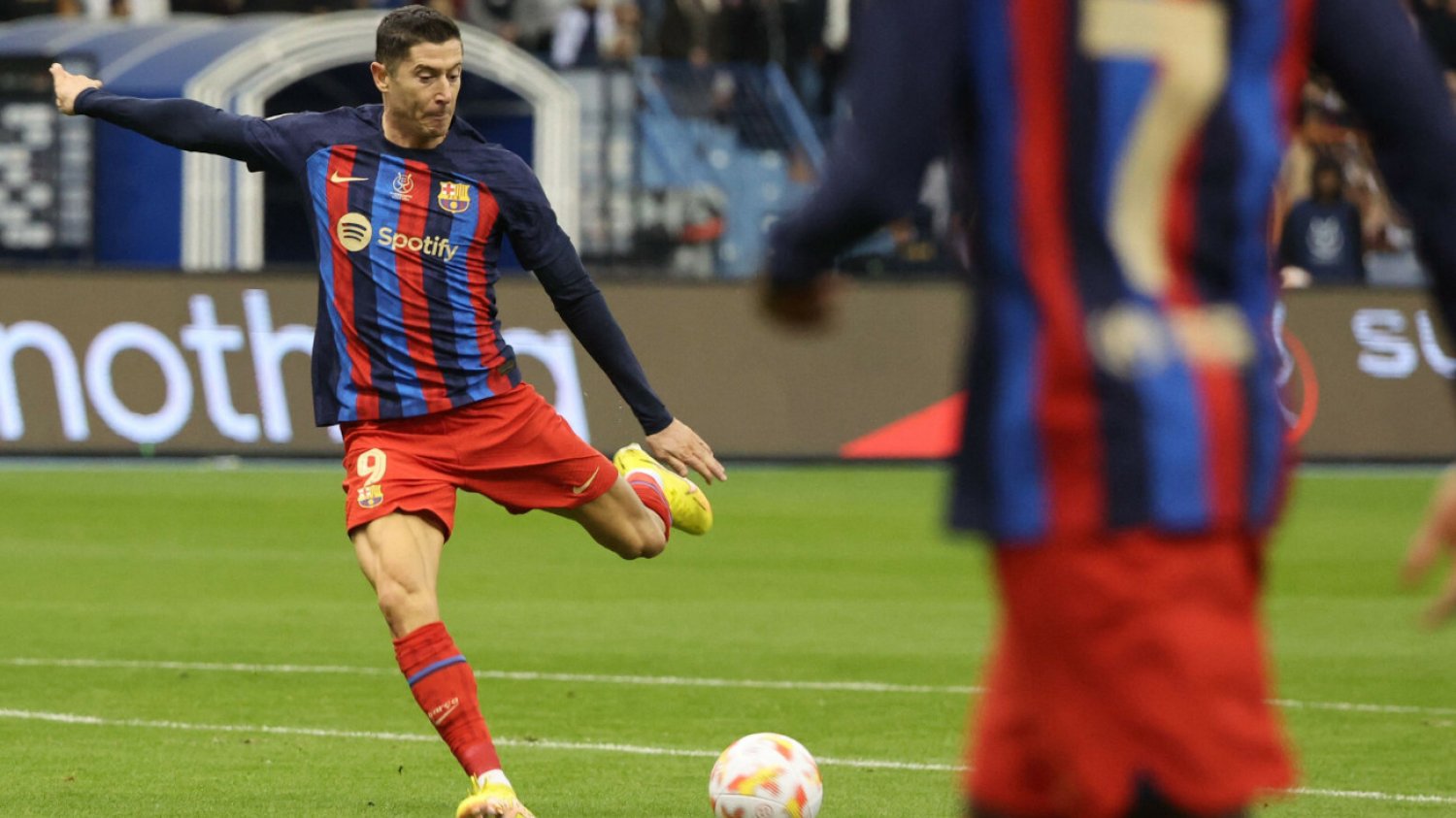Robert Lewandowski otworzył wynik czwartkowego półfinału, w którym stawką jest finał Superpucharu Hiszpanii.