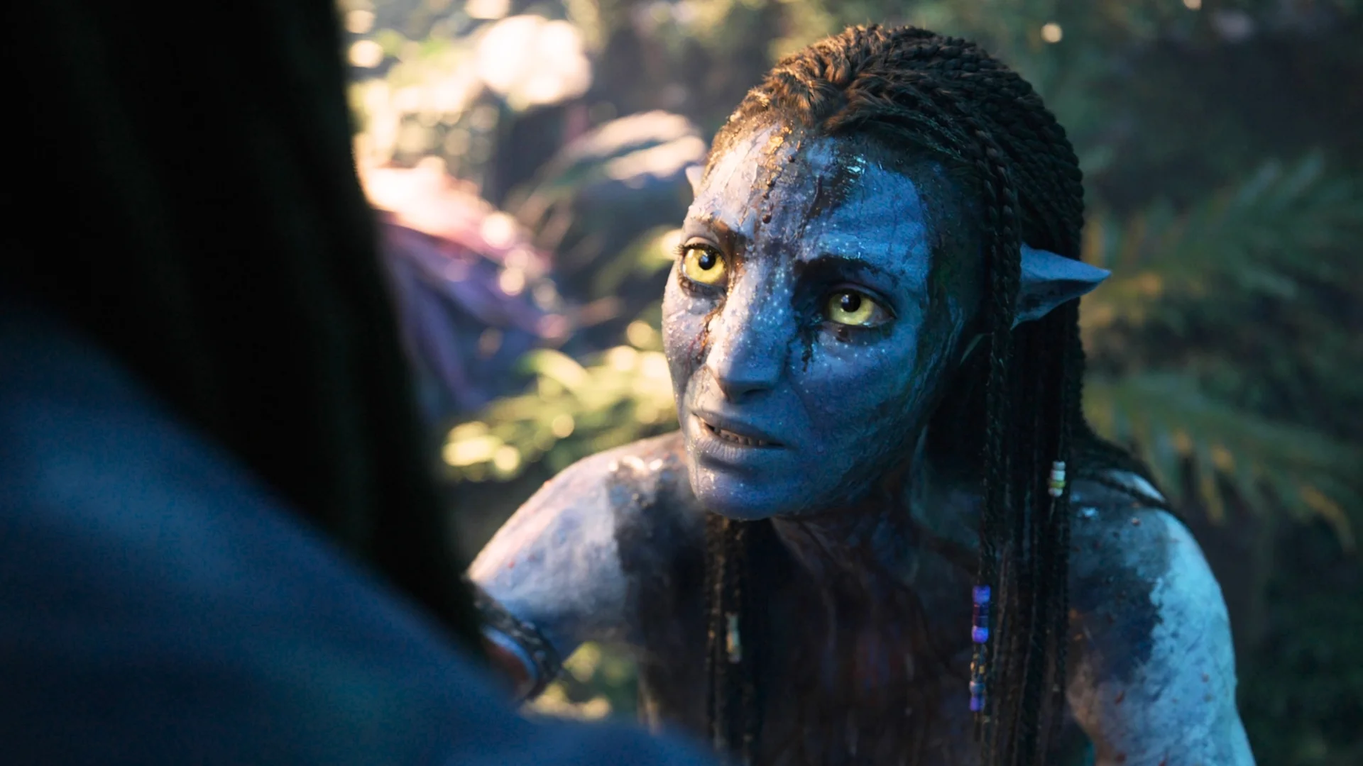 Zoe Saldaña jako Neytiri w filmie "Avatar: Ogień i popiół"