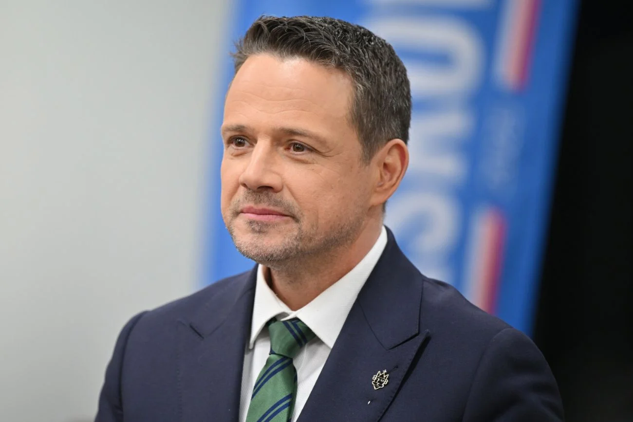 Trzaskowski pochwalił się certyfikatem. Wziął udział w tej ważnej inicjatywie MON. MON z nową edycją "Trenuj z wojskiem". Trzaskowski ukończył to szkolenie.