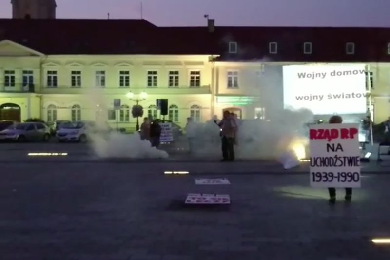 Pokojowa manifestacja została obrzucona petardami, flarami i jajkami.