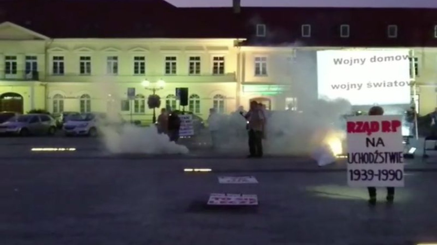 Pokojowa manifestacja została obrzucona petardami, flarami i jajkami.