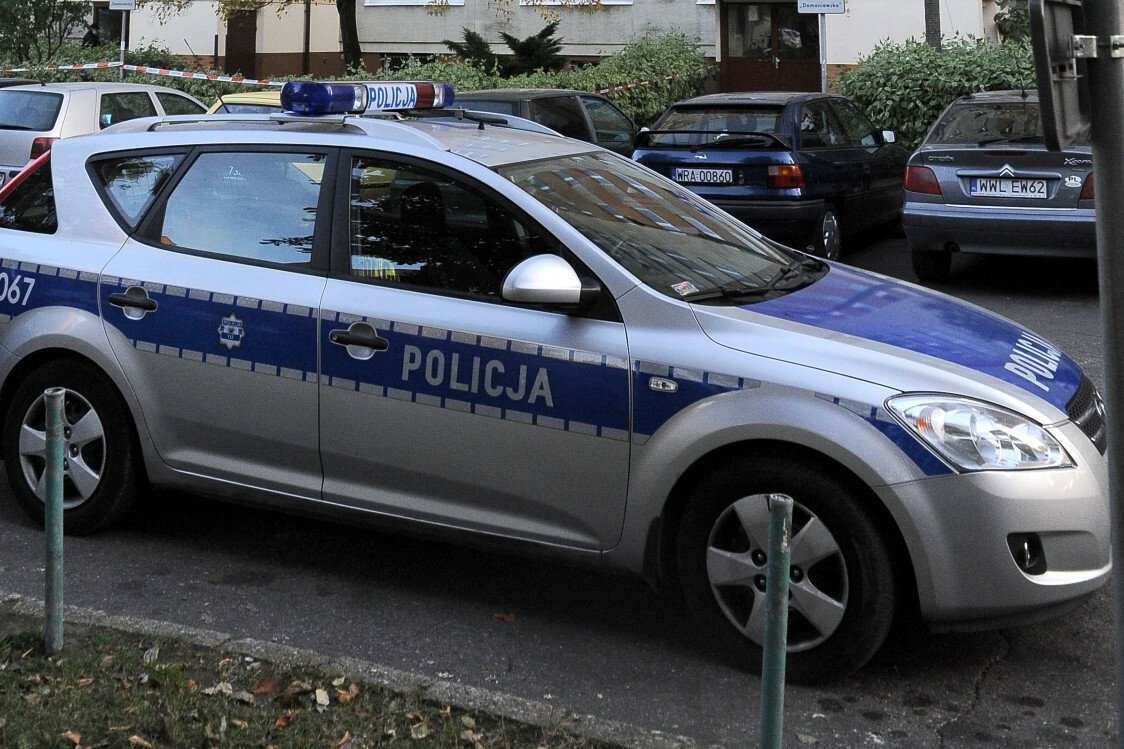 Warszawa. Ciało kobiety przez rok leżało w mieszkaniu.