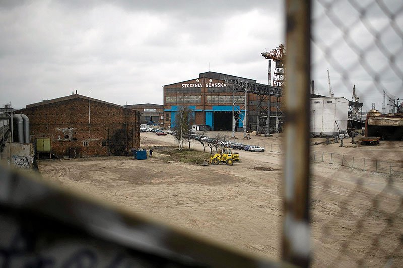 W Gdańsku dawna stocznia coraz bardziej znika pod kołami buldożerów.
