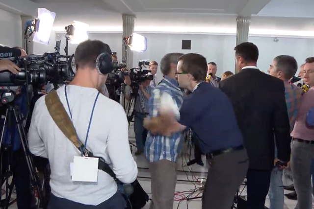 Mężczyzna nie chciał opuścić konferencji PiS.