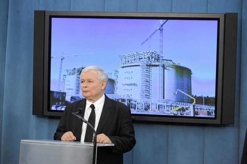 PiS prowadzi z PO, ale ma za mało głosów, by samodzielnie rządzić.