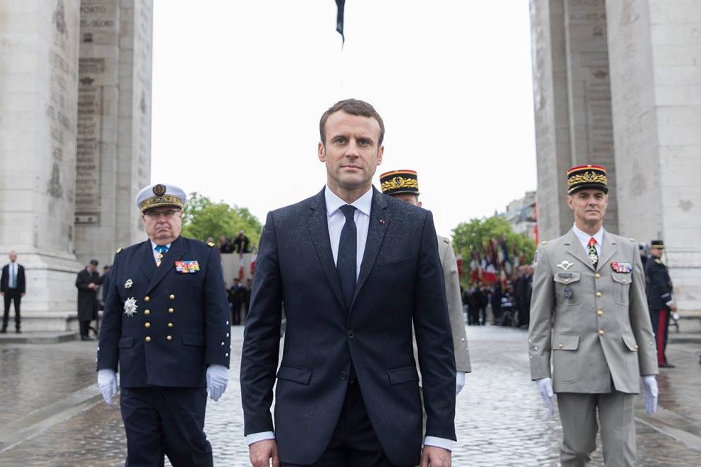 Francuski prezydent zyskuje coraz większą władzę w państwie.