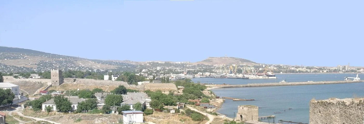 Panorama miasta i portu w Teodozji (Kaffa). Setki lat temu Polacy raczyli się podobnymi widokami.