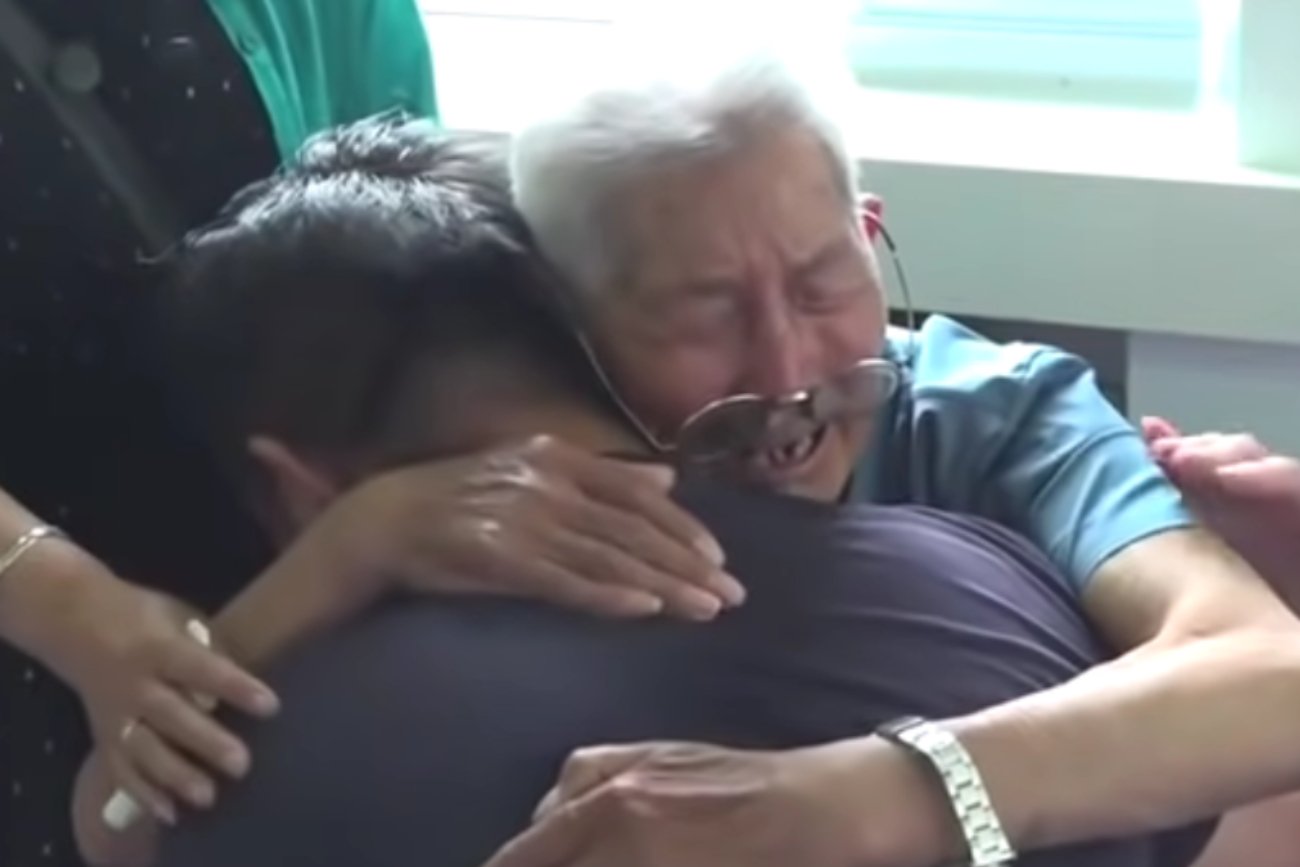 Mężczyzna porwany jako dziecko spotkał tatę po 58 latach rozłąki. [FILMIK]