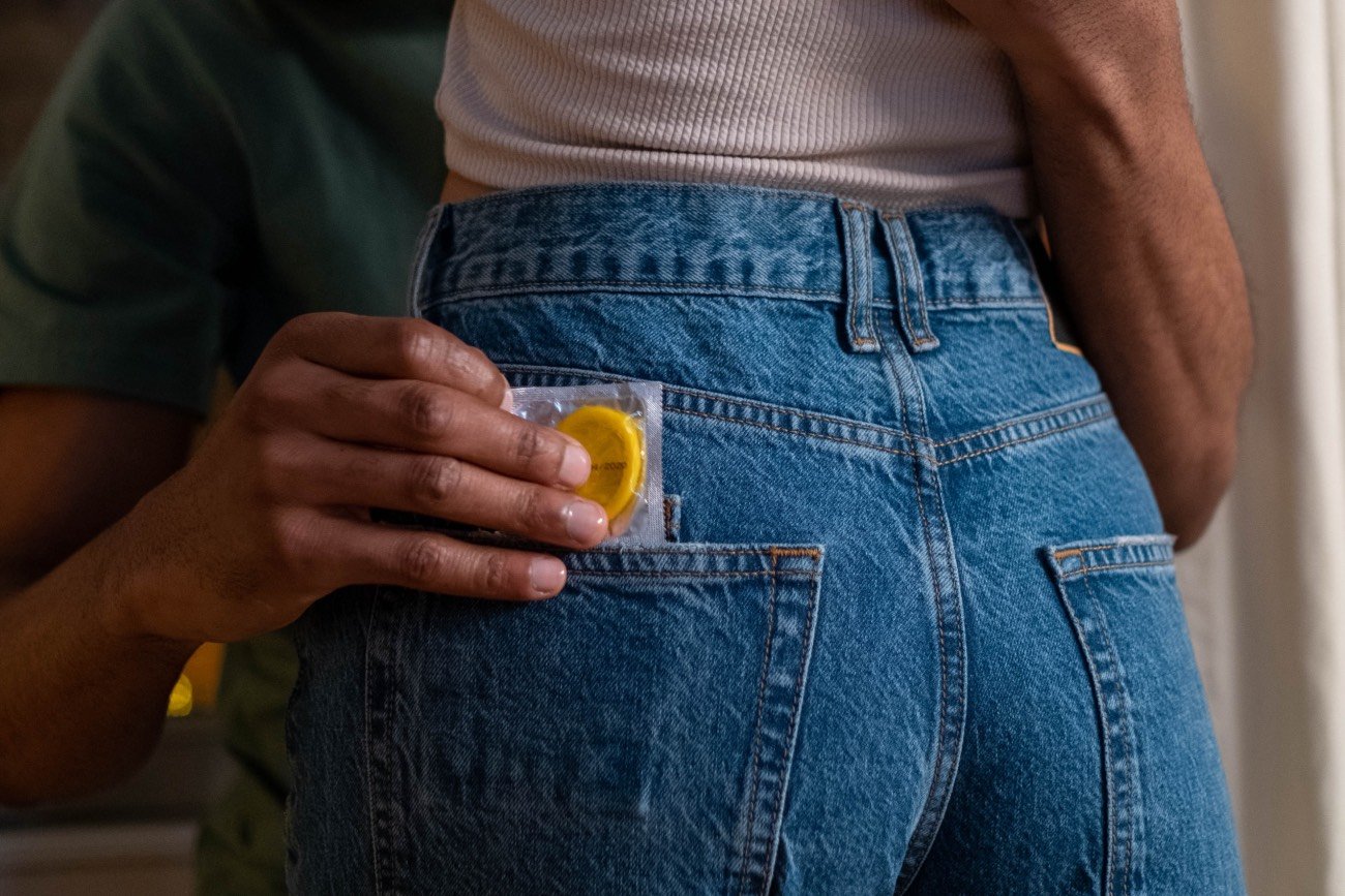 Mężczyzna wyjmuje prezerwatywę z kieszeni partnerki