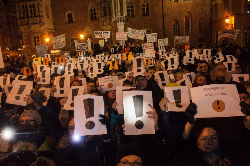 W czwartek w kilku miastach Polski setki osób manifestowało swoje poparcie dla strajkujących nauczycieli.