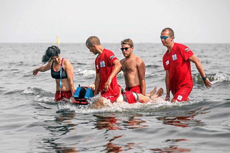 Ratownicy WOPR z Sopotu podczas pokazu ratownictwa w sierpniu 2013 roku.
