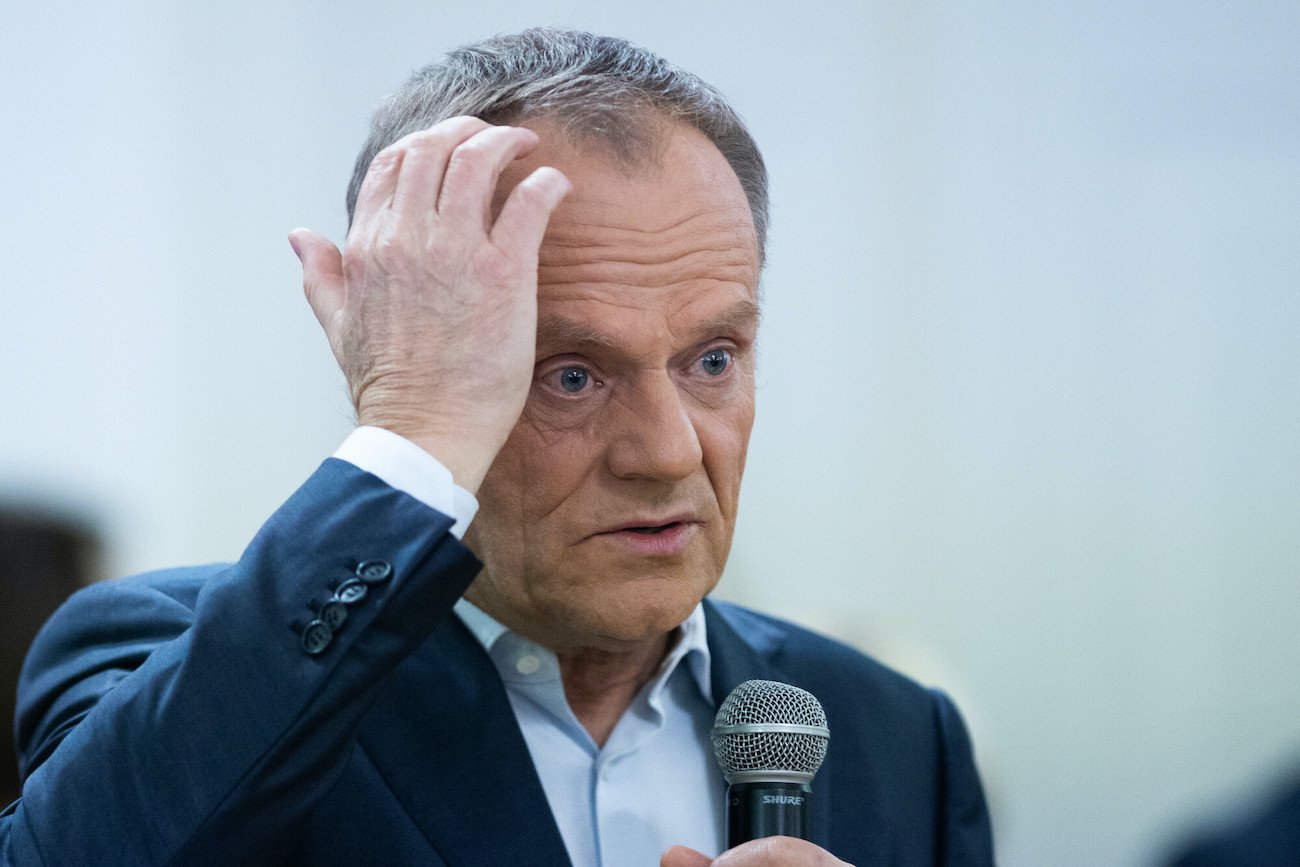 Donald Tusk liderem rankingu nieufności w sondażu CBOS.