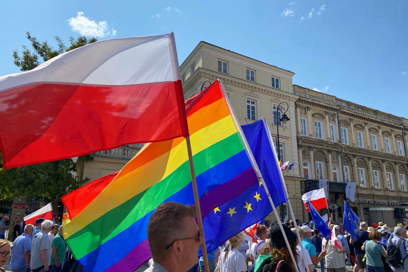 Uczestnicy marszu 4 czerwca mieli przy sobie zarówno flagi, jak i transparenty.