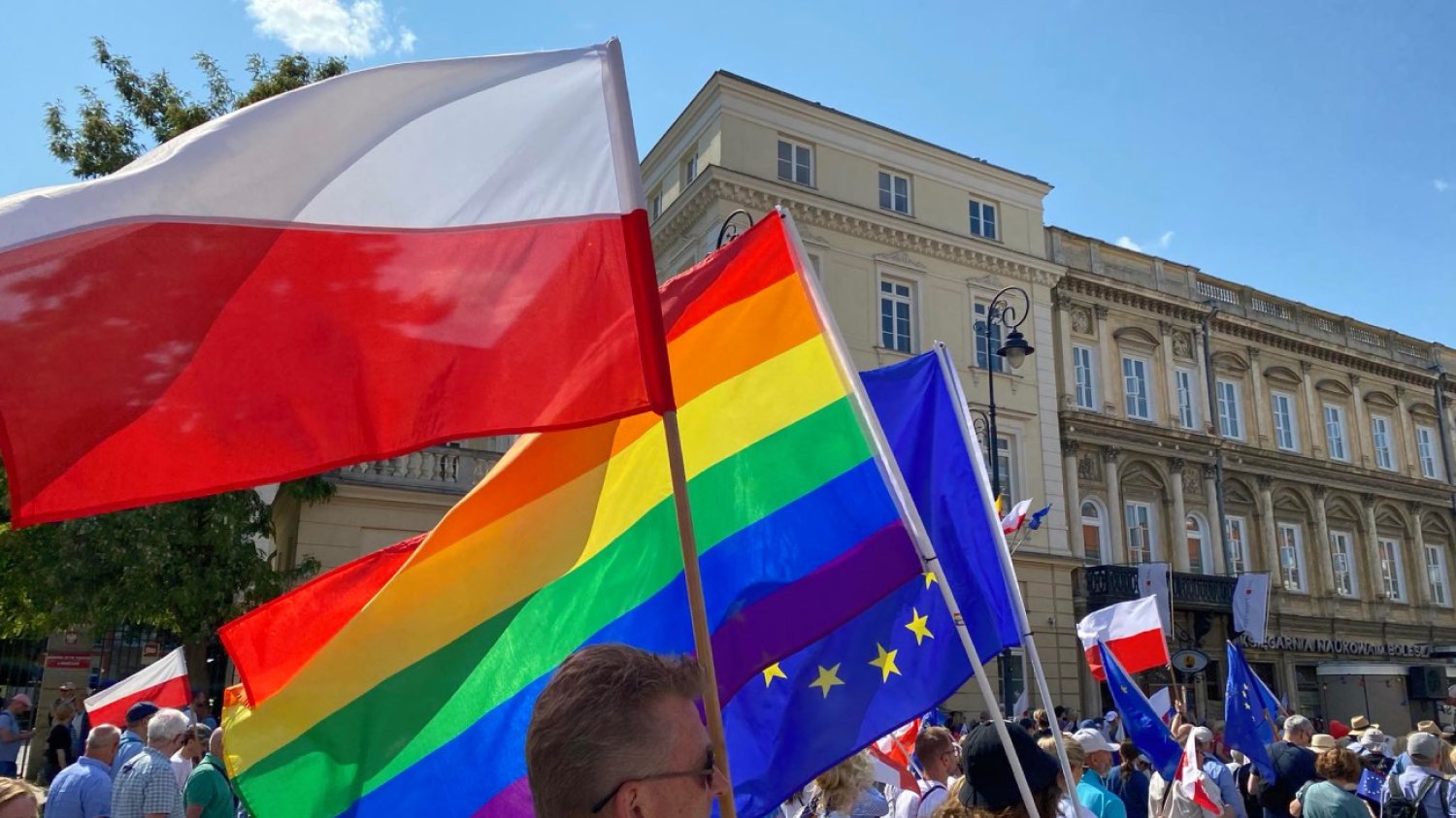 Uczestnicy marszu 4 czerwca mieli przy sobie zarówno flagi, jak i transparenty.