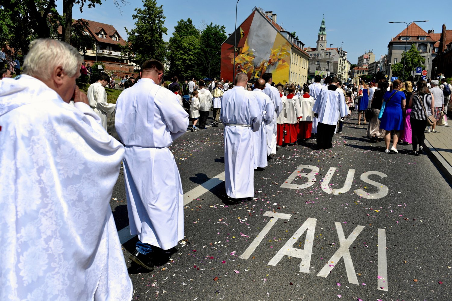 Procesje Bożego Ciała będą 19 marca 2025 Piątek po Bożym Ciele (20 czerwca) to dzień roboczy