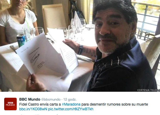 Diego Maradona pokazuje list, jaki miał otrzymać od Fidela Castro