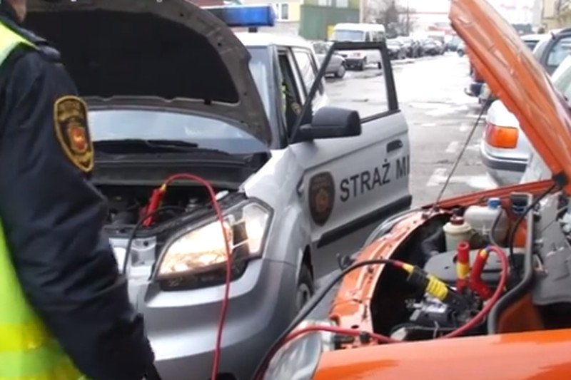 W Łomży straż miejska pomaga odpalać samochody