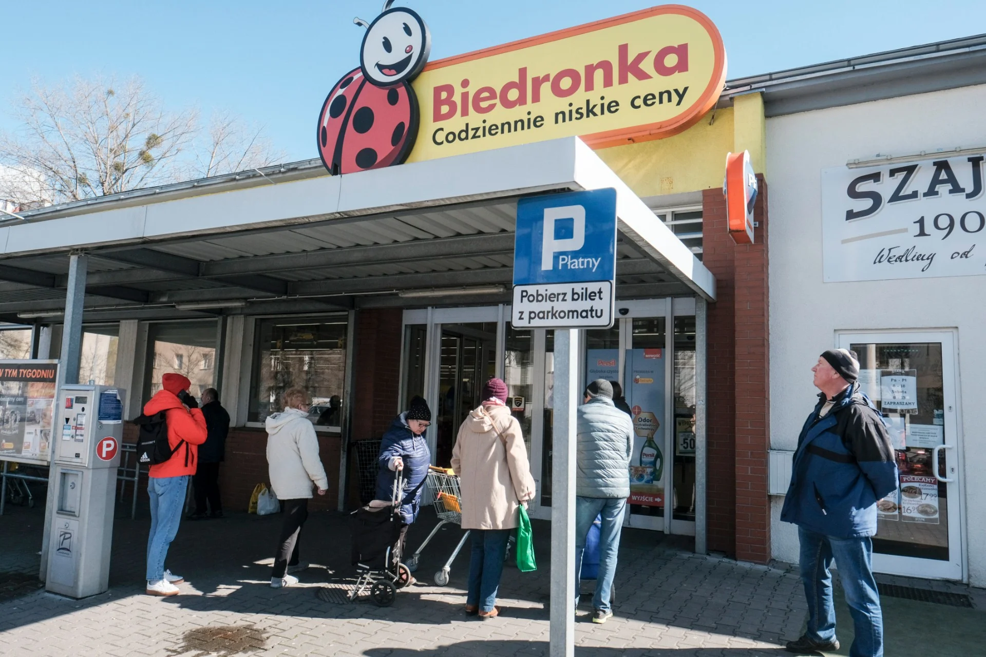 77-letni mężczyzna zasłabł przed sklepem Biedronki w Tarnowskich Górach podczas godzin otwarcia dla seniorów - 10-12.