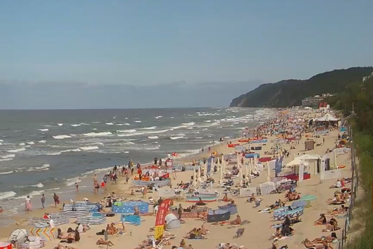 "Brak wolnych miejsc" i tłumy nad morzem, ale nie wszędzie. Dwa oblicza Bałtyku