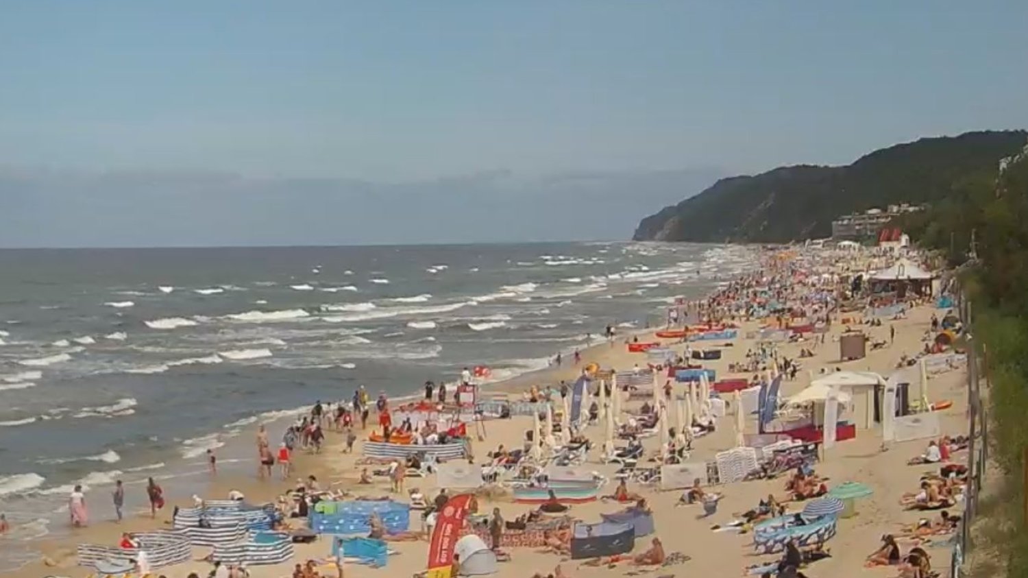 Plaża w Międzyzdrojach pełna turystów Tłum wypoczywający nad Bałtykiem w Międzyzdrojach