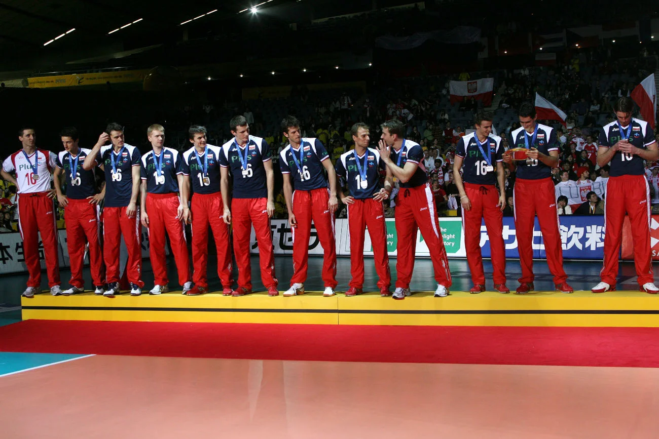 Reprezentacja Polski na podium mistrzostw świata w Japonii, w symbolicznych koszulkach, oddających hołd Gołasiowi.