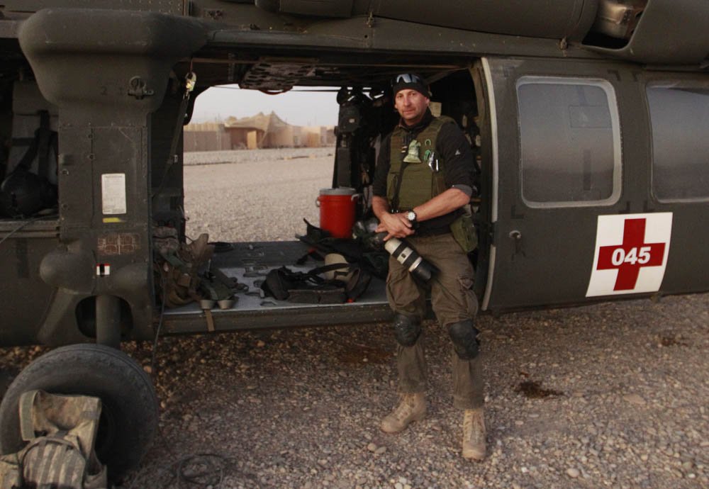 Piotr Andrews przed helikopterem Medevacu - fotografię wykonał jeden z pilotów maszyny