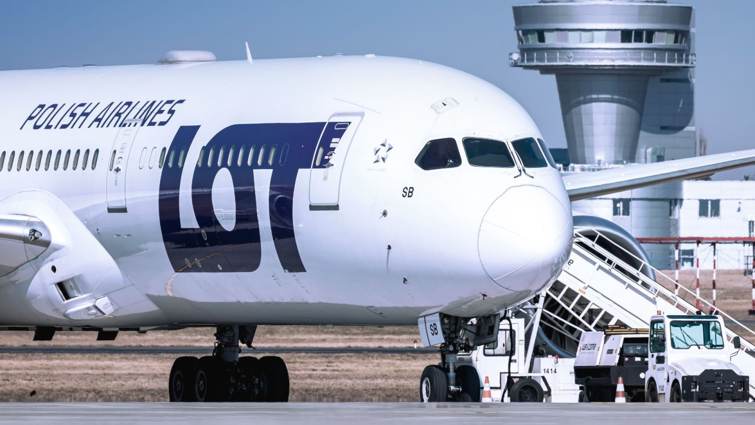 Samolot LOT-u musiał pilnie zawrócić. Na pokładzie prawie 300 osób