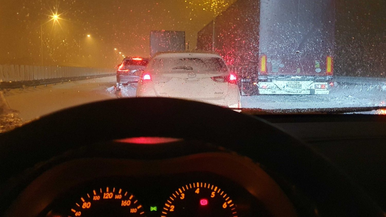 Stałem w korku na S7 podczas śnieżycy. Uratował mnie zjazd, ale na służby jestem wściekły Korek na S7 między Ostródą a Olsztynkiem