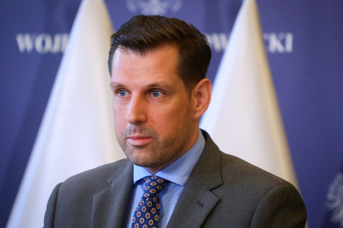 Kim jest Tobiasz Bocheński? Wojewoda Mazowiecki atakuje prezydenta Warszawy Rafała Trzaskowskiego.