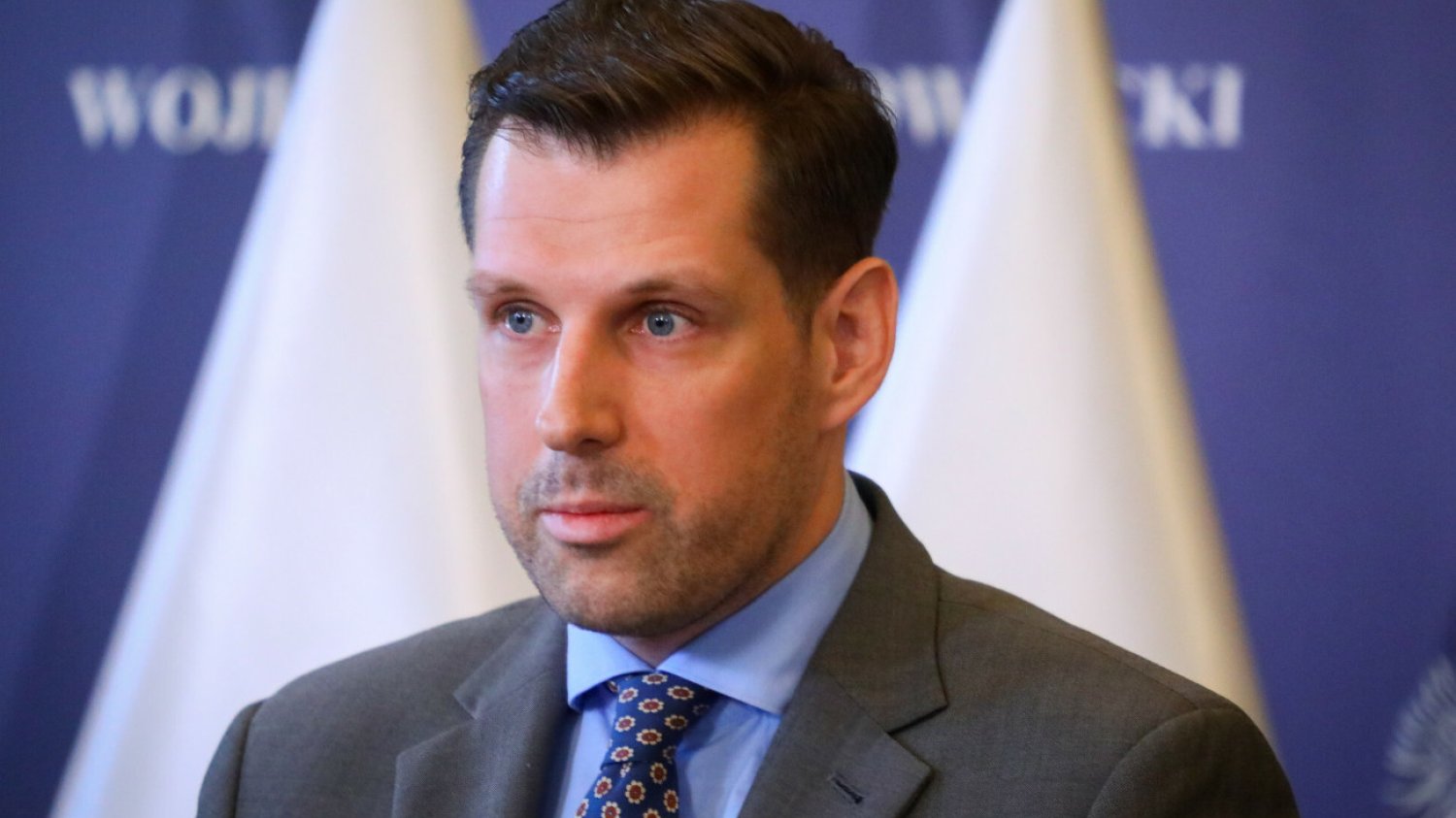 Kim jest Tobiasz Bocheński? Wojewoda Mazowiecki atakuje prezydenta Warszawy Rafała Trzaskowskiego.