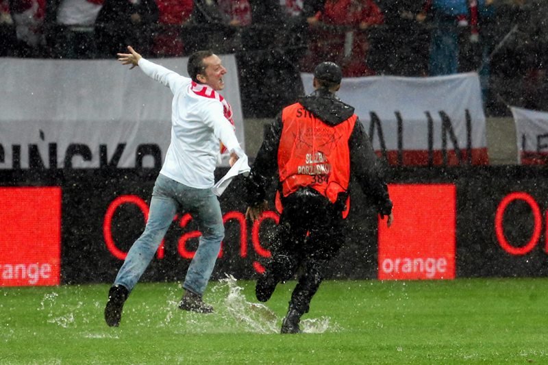 Jeden z kibiców, którzy dokazywali na mokrej murawie Stadiony Narodowego