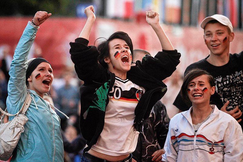 Gdańscy kibice cieszą się z kolejnego gola strzelonego Grekom przez kadrę Joachima Loewa