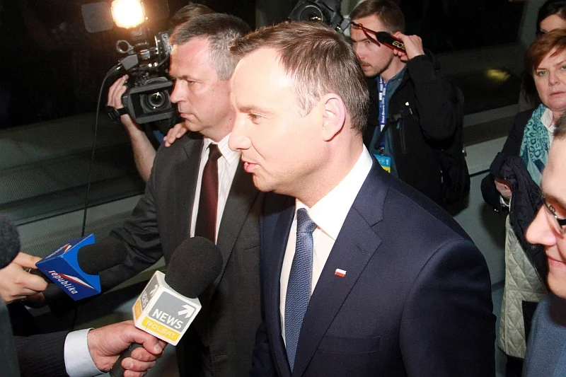 Andrzej Duda wychodząc z niedzielnej debaty wyglądał na nieco zasmuconego.