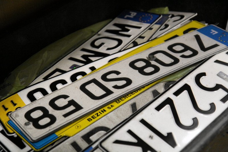 Co zrobić, gdy zgubimy tablicę rejestracyjną? Pierwsze kroki najlepiej skierować na policję, potem czeka nas wizyta w urzędzie komunikacji.