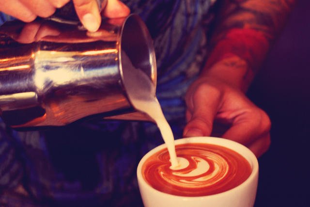 Na rynku pracy jest zapotrzebowanie na baristów, Polacy są w czołówce segmentu "speciality coffee", ale szeregowy pracownik nie powinien liczyć na kokosy.