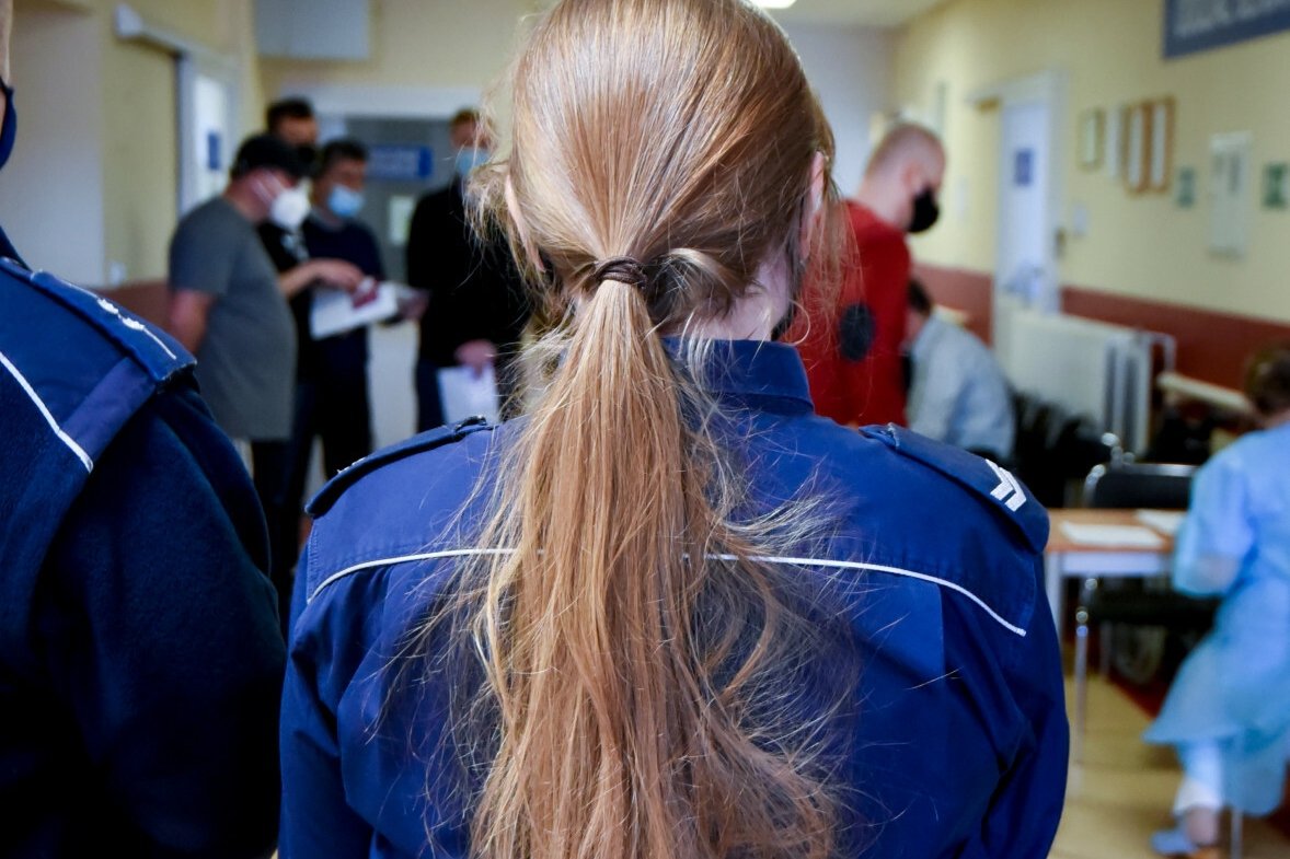 Policja w szpitalu. Zdjęcie ilustracyjne.