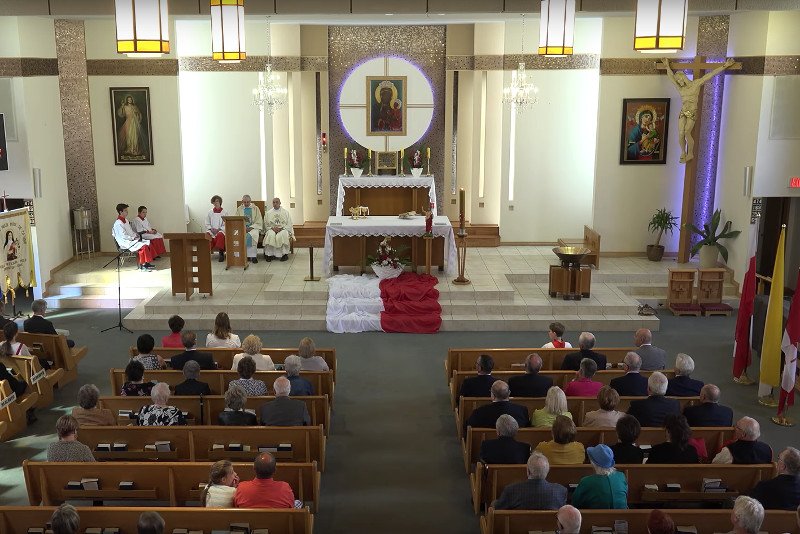 Ks. Marcin Mironiuk (współkoncelebrujący mszę na tym zdjęciu) został zaatakowany w kościele Edmonton w Kanadzie. Obroniły go starsze panie.