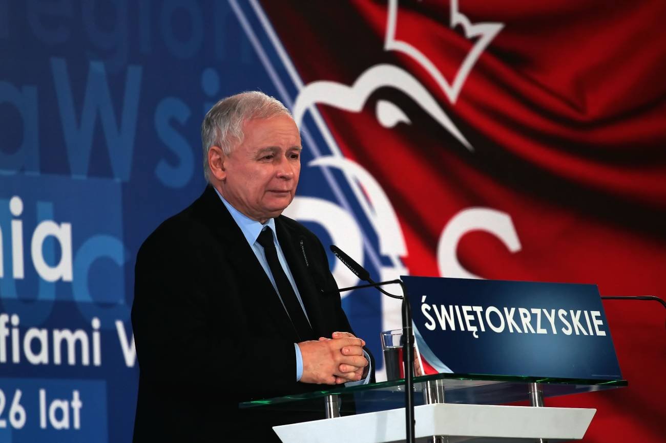 Klub radnych PiS w Sejmiku Województwa Świętokrzyskiego stracił większość. Wszystko z powodu wykluczenia z klubu czterech radnych w konsekwencji ich głosowań podczas poniedziałkowej sesji absolutoryjnej.