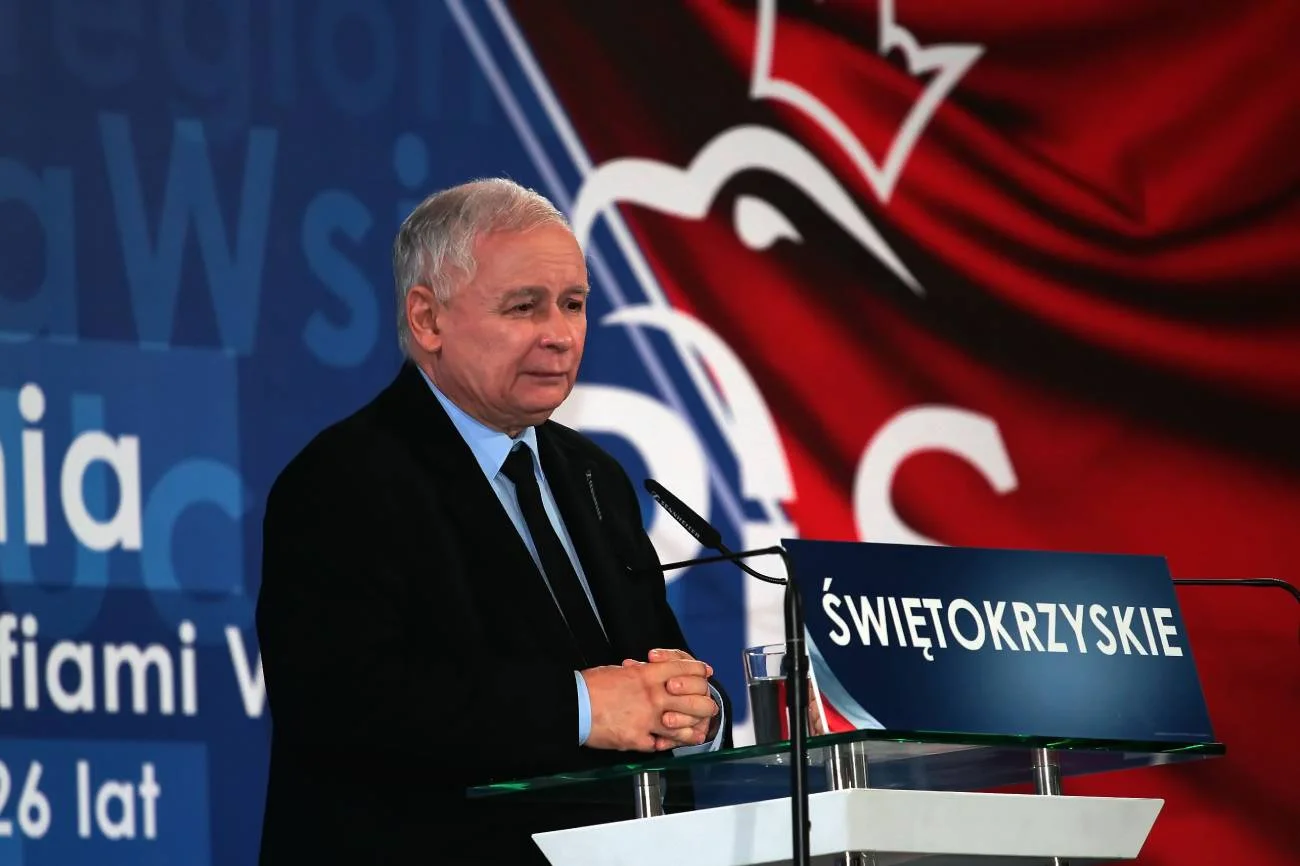 Klub radnych PiS w Sejmiku Województwa Świętokrzyskiego stracił większość. Wszystko z powodu wykluczenia z klubu czterech radnych w konsekwencji ich głosowań podczas poniedziałkowej sesji absolutoryjnej.