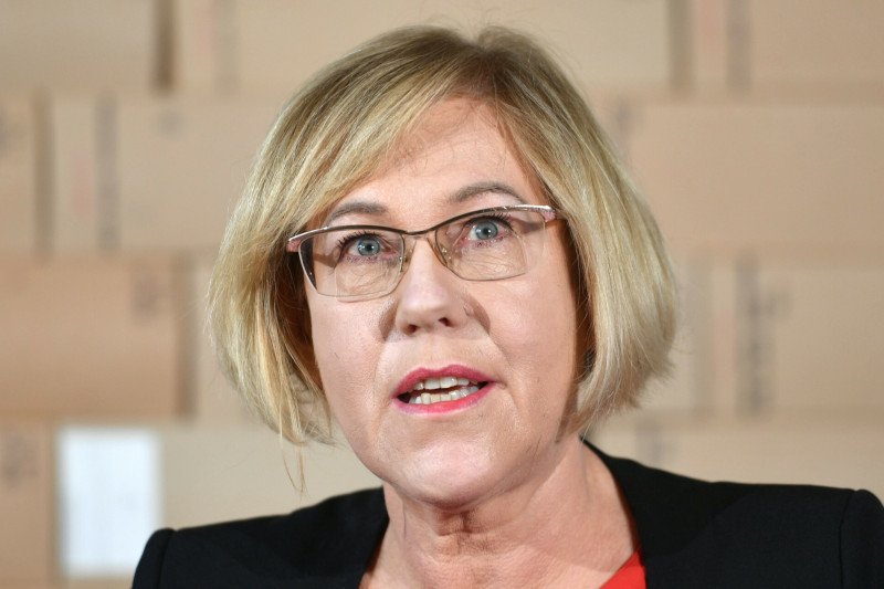 Barbara Nowak gratuluje prof. Roszkowskiemu podręcznika do HiT. "Bije rekordy popularności"