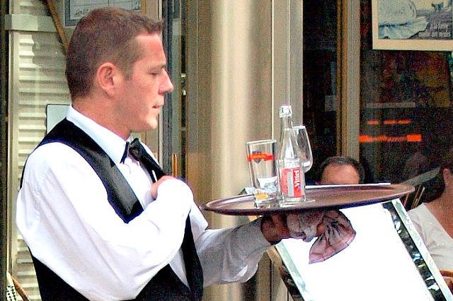 Od kilku lat kelnerzy muszą się zmagać z nowym problemem, jakim są goście nadużywający smartfonów