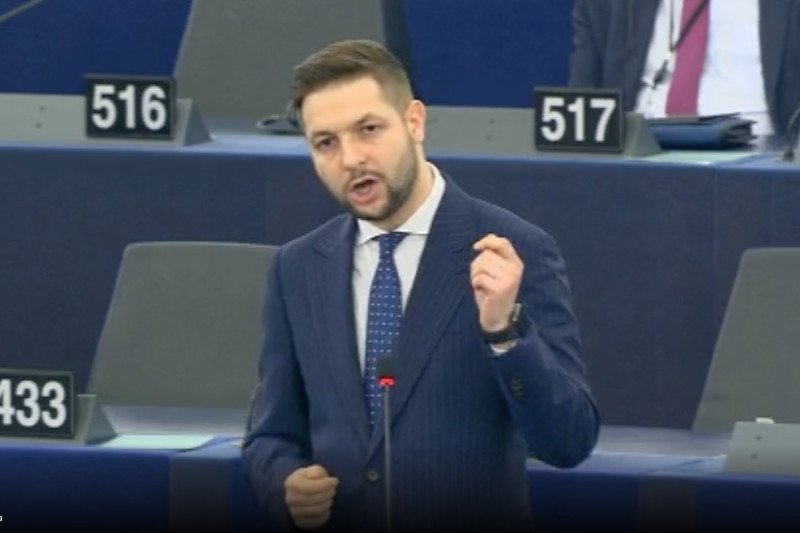 Patryk Jaki od pierwszych dni w Parlamencie Europejskim próbuje skupić na sobie uwagę mediów.
