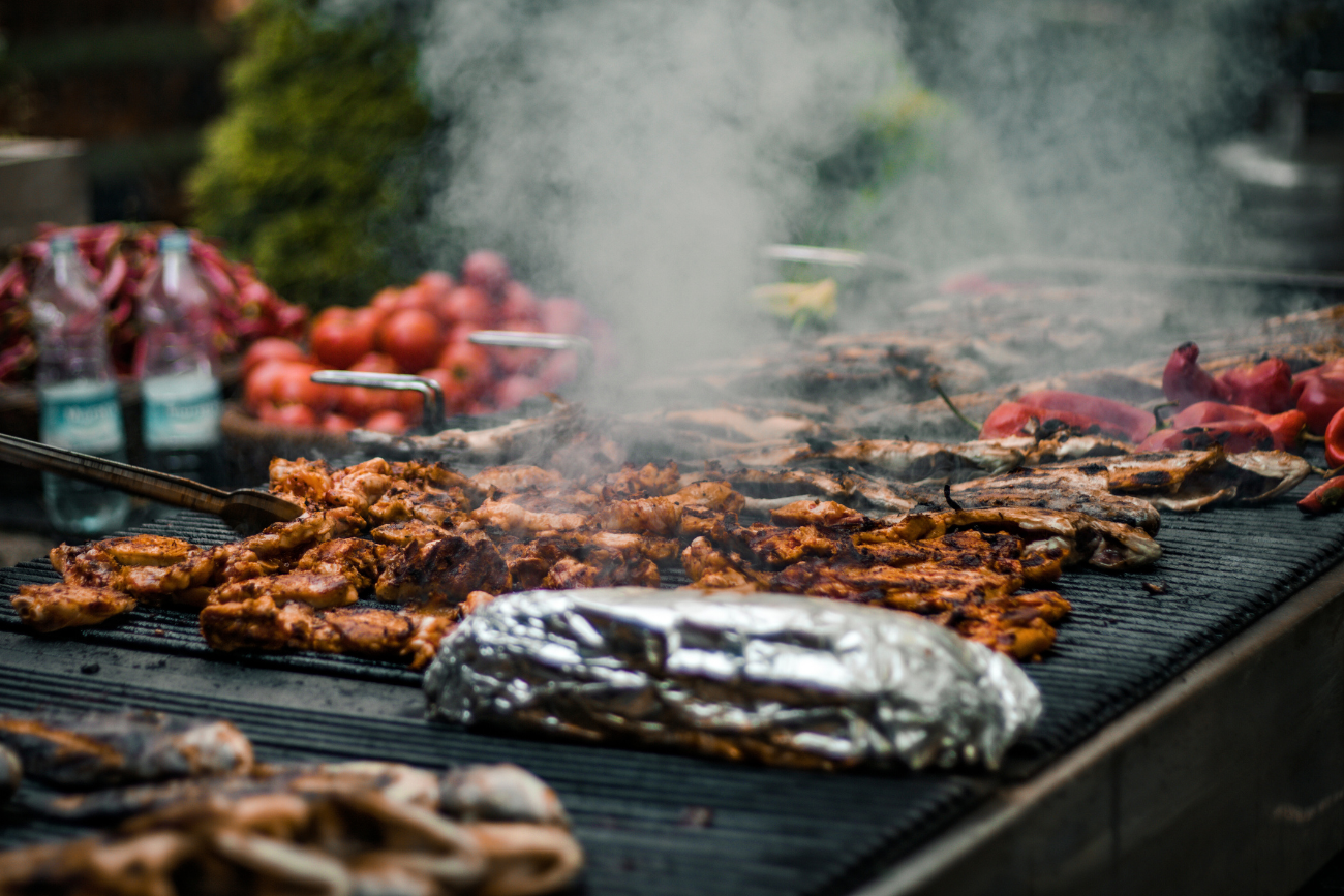 Grillowanie na tacce zamiast na ruszcie? Oto najpopularniejszy błąd Grillowanie na tacce zamiast na ruszcie? Oto najpopularniejszy błąd