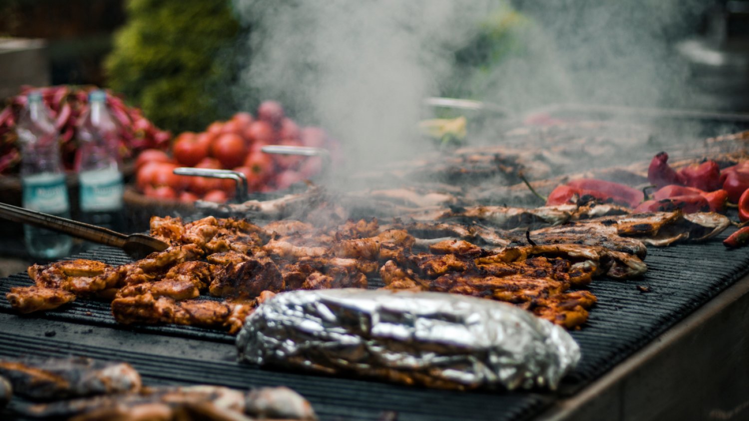Grillowanie na tacce zamiast na ruszcie? Oto najpopularniejszy błąd Grillowanie na tacce zamiast na ruszcie? Oto najpopularniejszy błąd