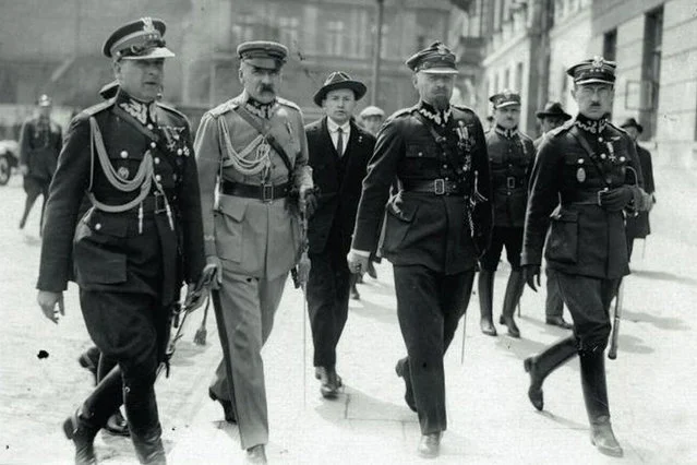 Marszałek Piłsudski w otoczeniu współpracowników w czasie zamachu majowego.